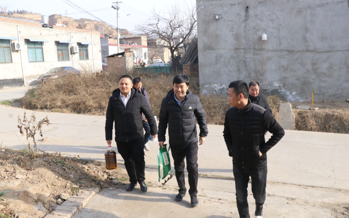 春节慰问 情暖人心 陕投远大深入杨家湾村慰问贫困村民及高龄老人